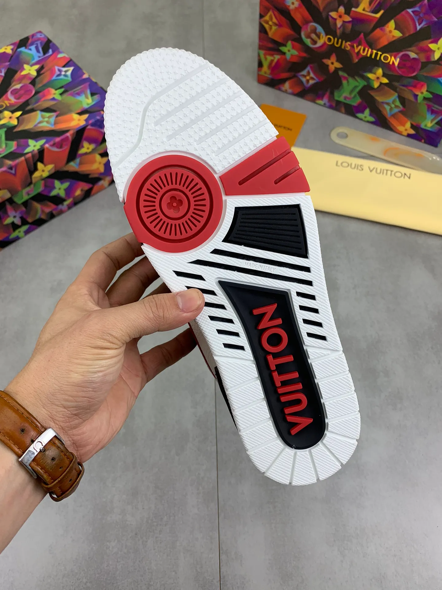 Men's shoes 💰P580 New style 💰💎💎Latest color High version 2025Louis*Vuitto* LV Traine Catwalk TRAINER outsole and fabric private model A shoe that definitely costs a lot of money and effort. This series was designed after the arrival of Vifgil. It is favored by many fans every season. Original TPU outsole Original packaging Men's size: 38-45 (46 can be customized) Color: 3️⃣ colors available (available from stock, super fast delivery)